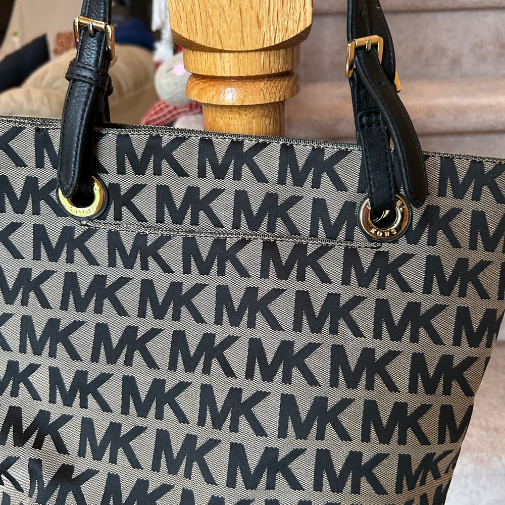 Michael Kors Black and Tan Tote Bag beautiful! - Picture 11 of 16